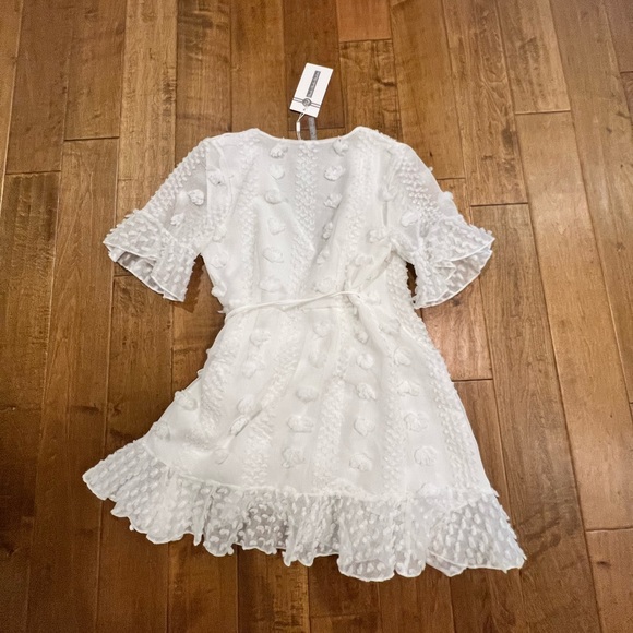NWT boutique white patterned short sleeve wrap dress - Picture 2 of 3